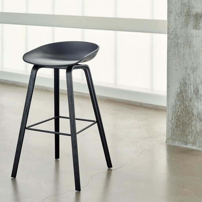 AAS32 Bar Stool Low Black water-based lacquered oak veneer 4 leg base Black powder coated steel footrest H65 Standard glider - HAY