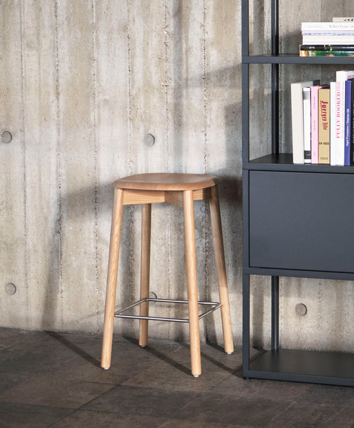 Soft Edge82 Soft grey water-based lacquered solid oak 4 leg base Stainless steel footrest H65 Standard glider - HAY