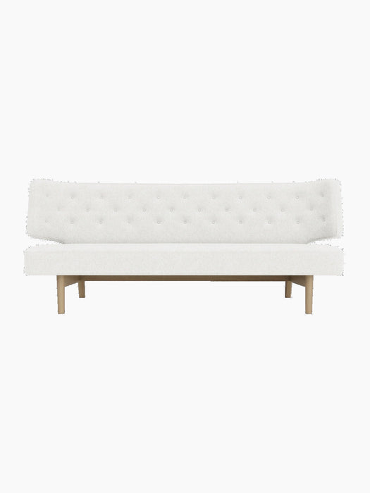 Front view of Radiohus Sofa P2, featuring off-white Hallingdal fabric with a button-tufted backrest and a natural oak frame.