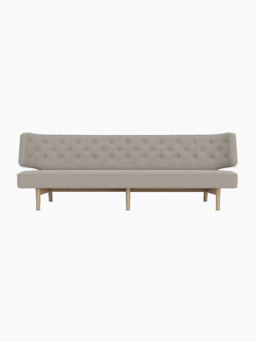 Frontal view of the Radiohus Sofa P3, featuring a button-tufted backrest in light grey upholstery and a natural oak frame.
