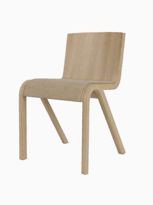 Ready Dining Chair with a natural oak frame and a seat upholstered in light Audo Bouclé fabric, from a three-quarter angle.