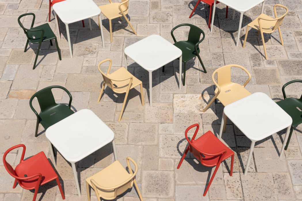 Air-Table air dark green cream red white - ambient