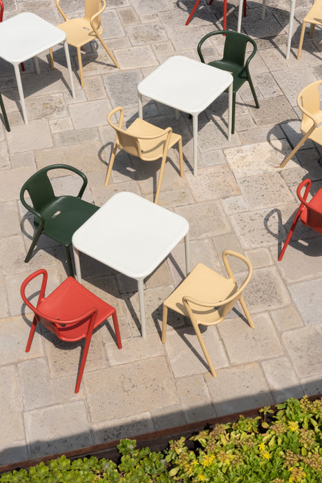 Air-Table air dark green cream red white - ambient