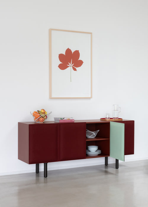 Tacito tacito sideboard kvadrat hero bordeaux green - ambient